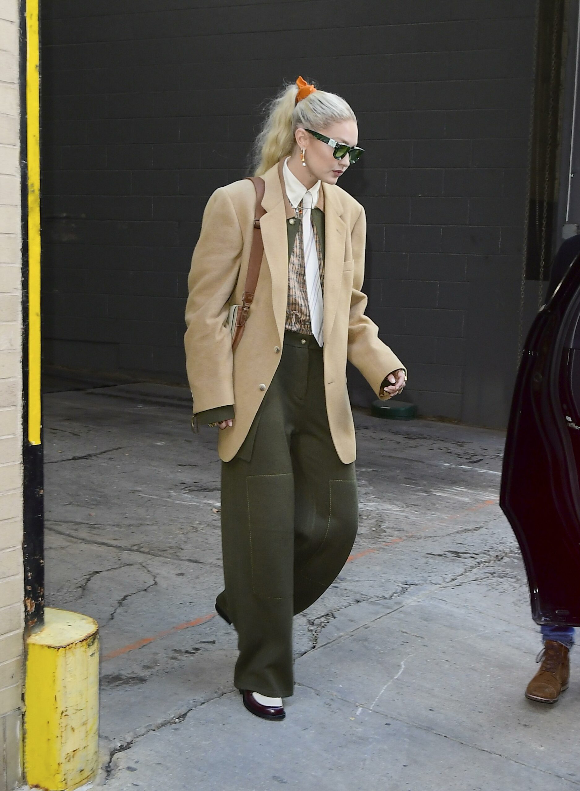 Gigi Hadid phối menswear với cà vạt