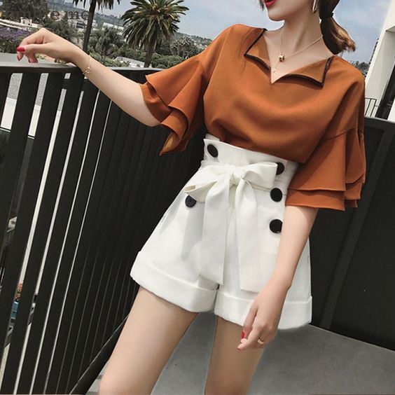 Phối áo kiểu cùng quần short ống rộng