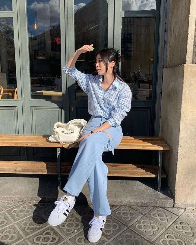 Áo sơ mi kẻ sọc + quần jeans ống đứng cạp cao