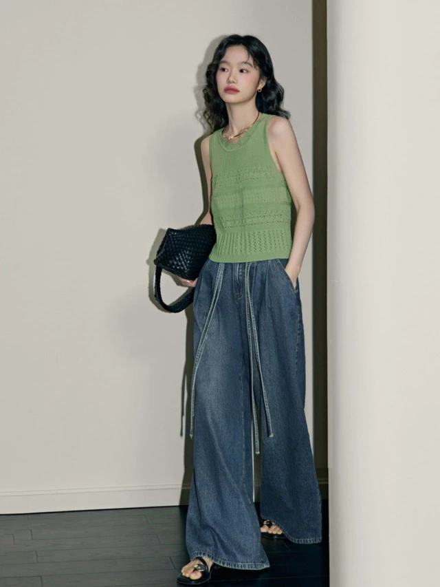 Áo tank top năng động kết hợp cùng quần jeans casual