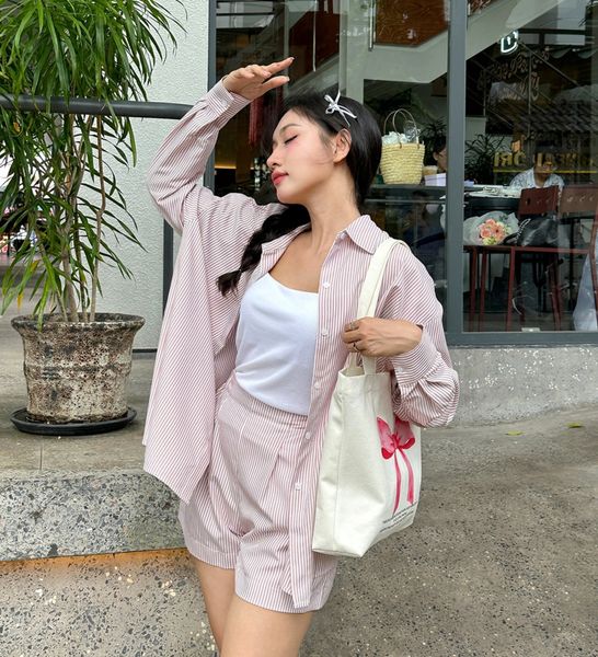Tone sur tone áo sơ mi phối cùng áo hai dây và quần short