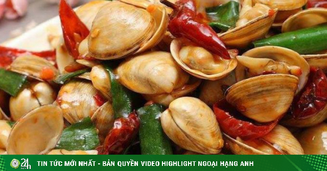 Xào thực phẩm nhanh trên chảo nóng