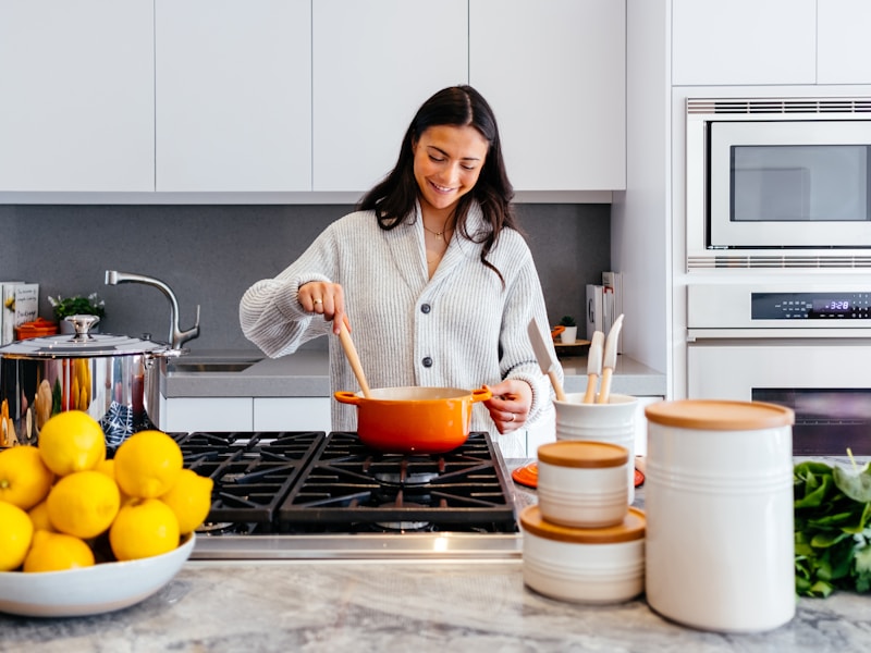 Baking soda rắc lên vết dầu mỡ trên quần áo