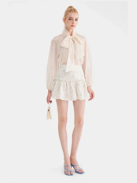 Outfit mùa xuân năng động với áo cardigan và váy dài