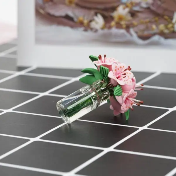 Lọ hoa nhỏ đổ trên bàn có gạch men