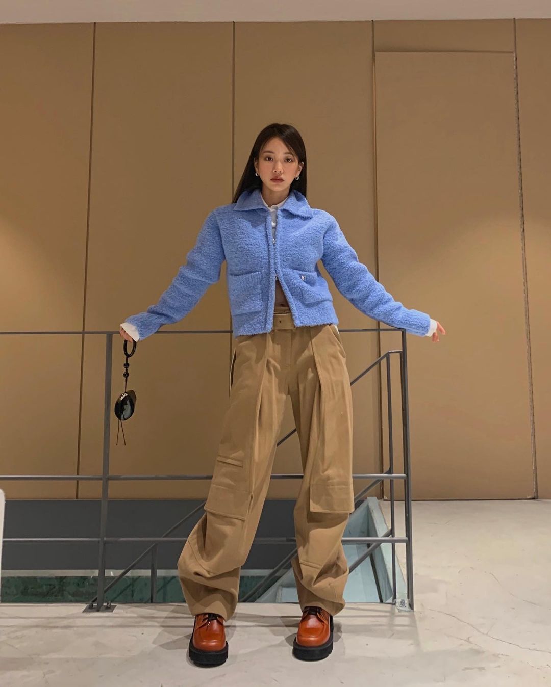 Phối đồ tweed cargo phong cách công sở hiện đại