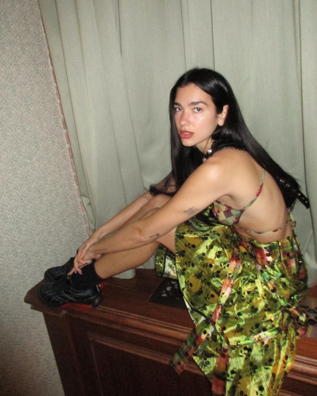 Dua Lipa diện áo dây hở lưng thời trang