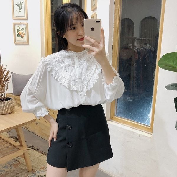 Áo sơ mi cổ thuyền và chân váy chữ A- sự kết hợp thời trang ăn ý cho nét đẹp hiện đại
