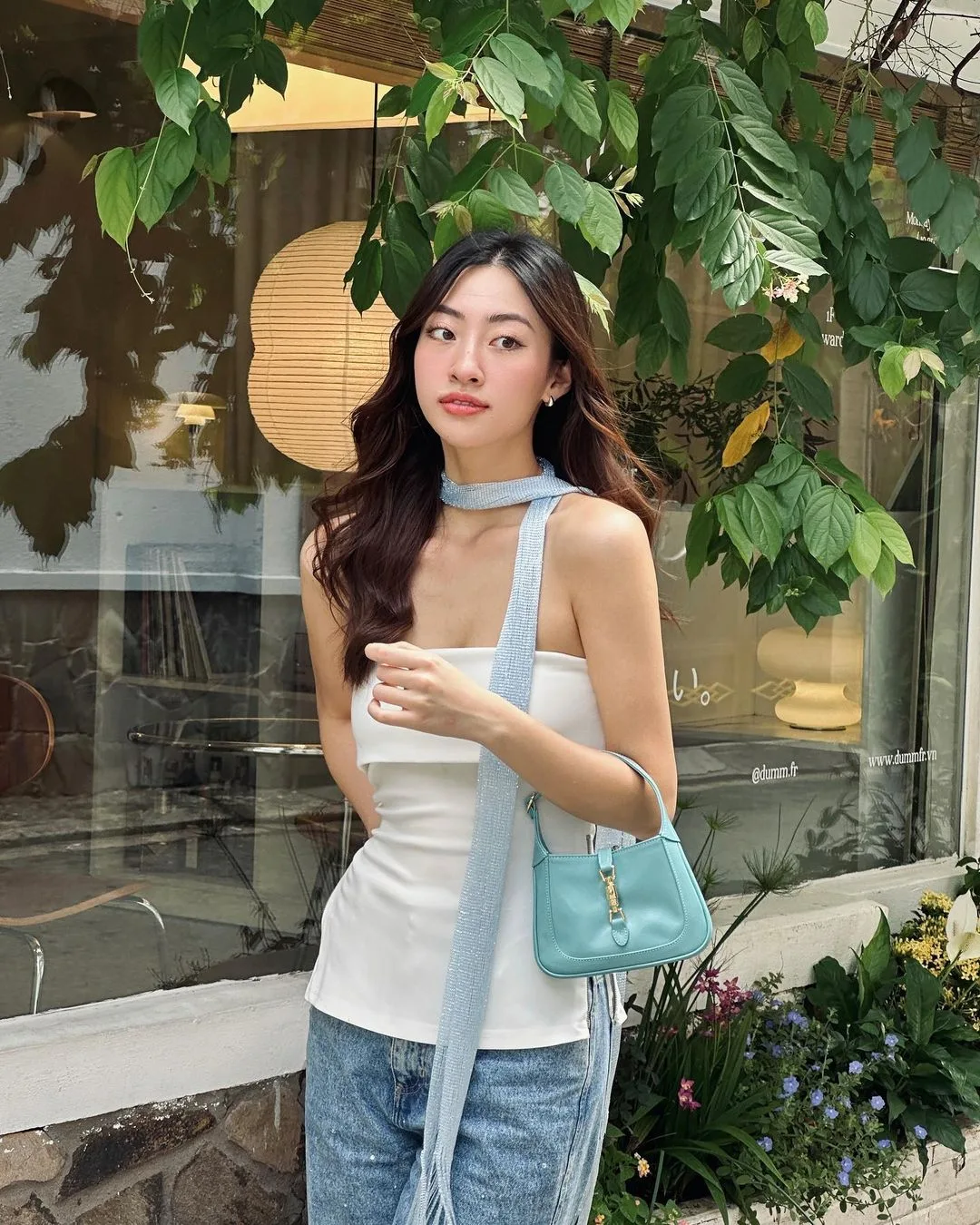 Lương Thùy Linh diện áo lụa dáng ống thanh thoát