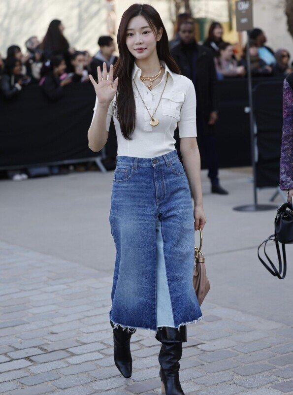 Áo polo + chân váy denim dáng dài