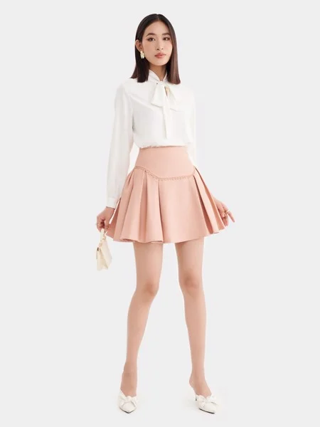Phối chân váy ngắn với áo sơ mi