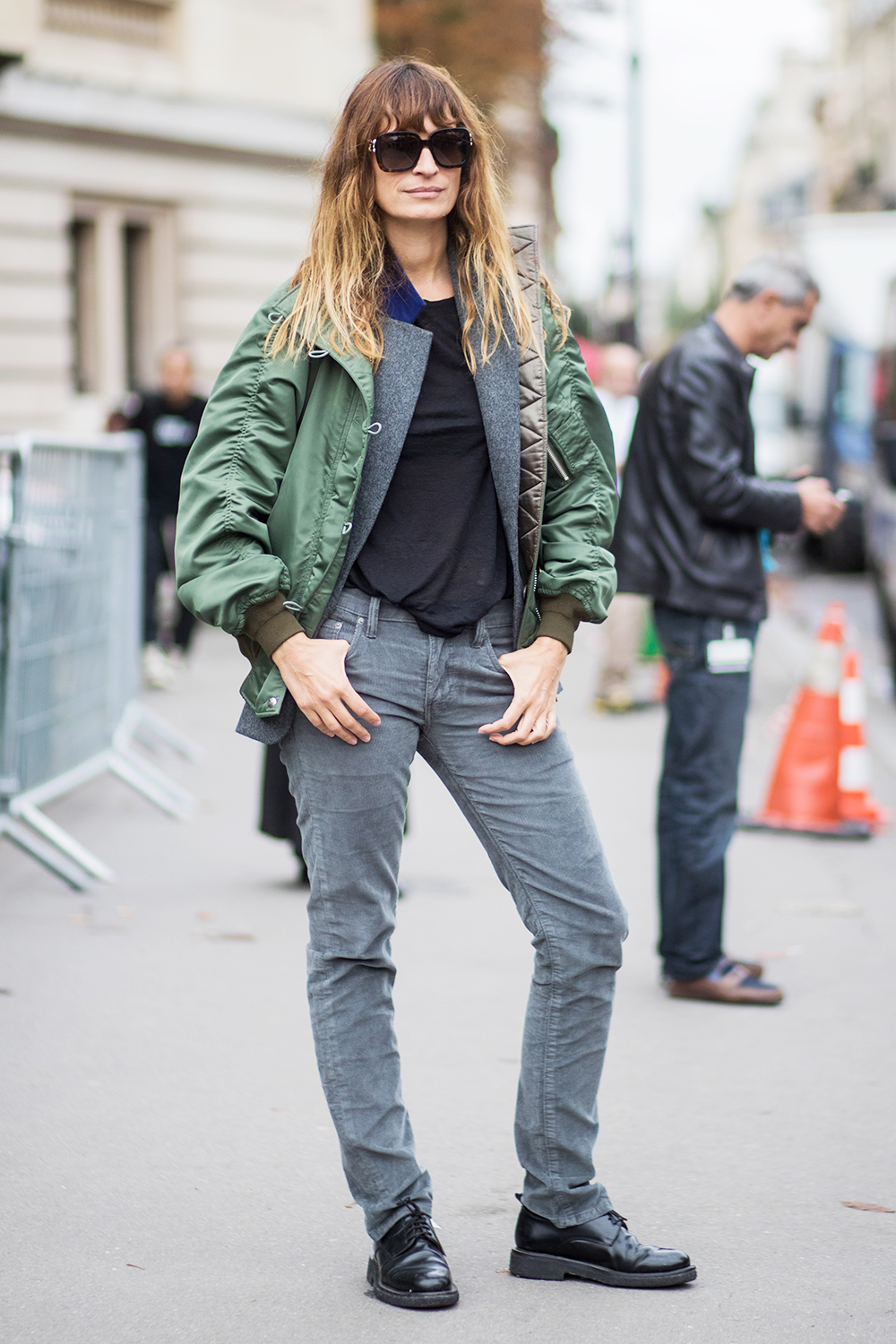Áo bomber với jeans phong cách