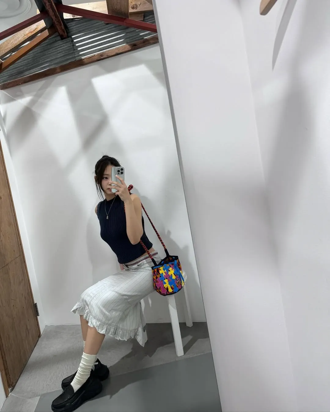 Jennie BlackPink mặc chân váy bút chì trắng