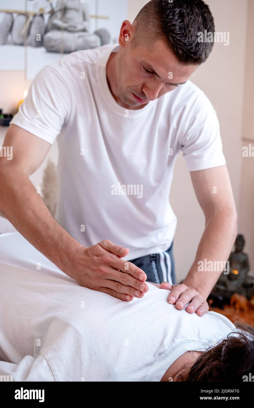 Kỹ thuật xoa bóp vùng lưng