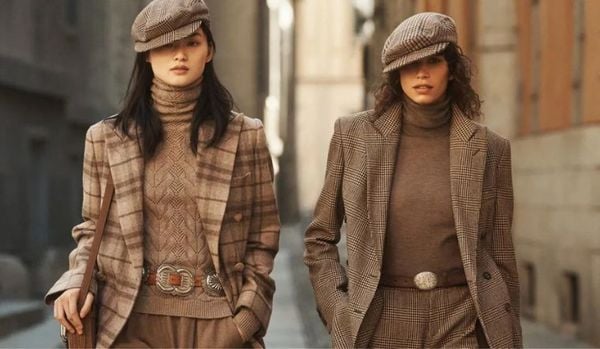 Outfit tone-sur-tone với mũ len và đồ len