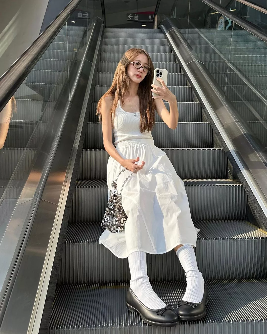 Fashionista kết hợp chân váy trắng xếp nếp đầy tinh tế