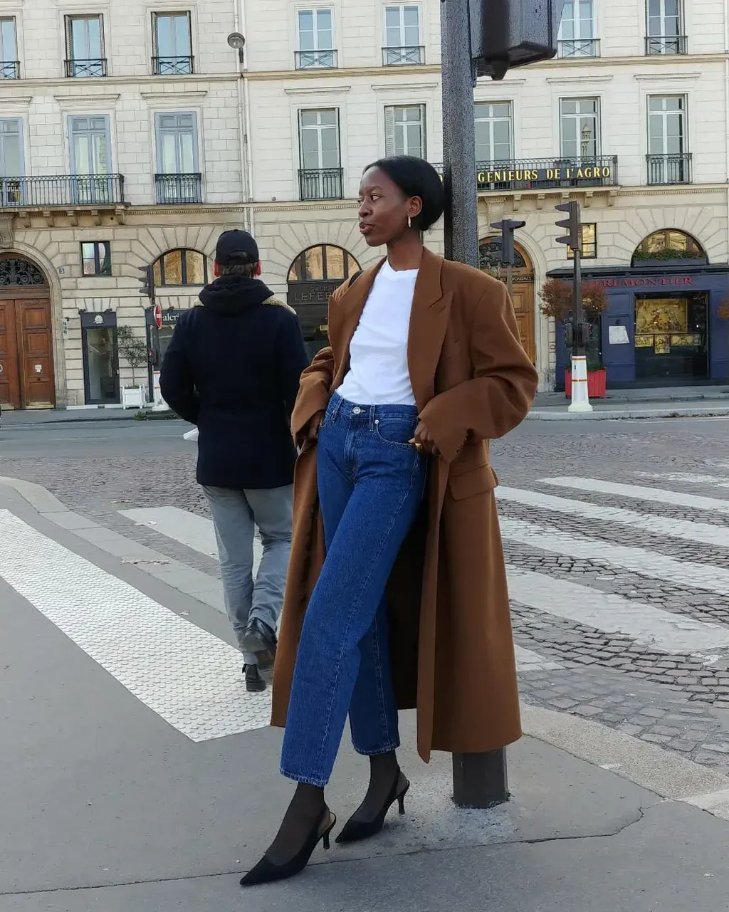 Quần jeans và áo thun trắng