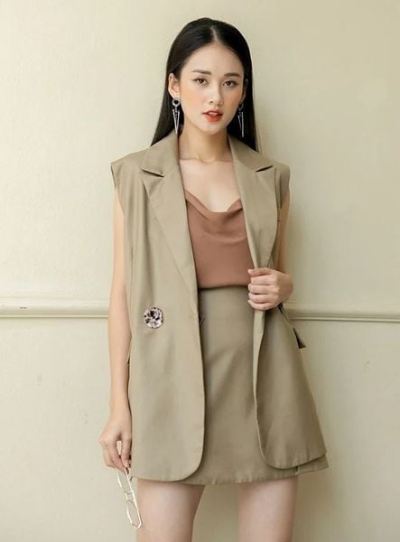 Bi kíp diện đồ hai dây với blazer