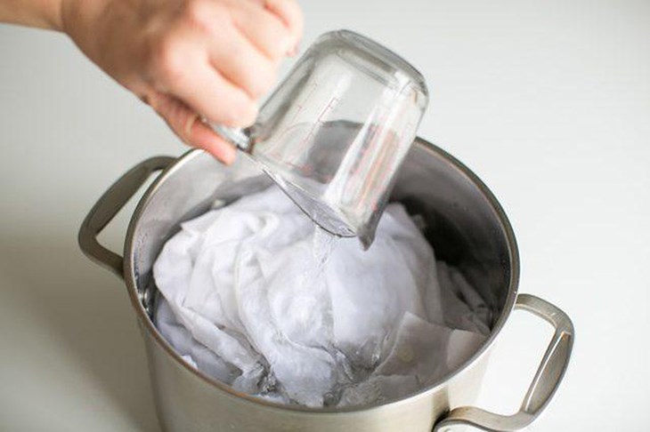 Ngâm quần áo mới với phèn chua để giữ màu