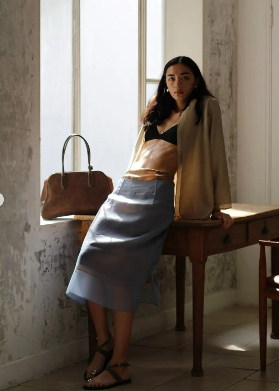 Áo sơ mi lụa khoác ngoài đầm lụa hai dây