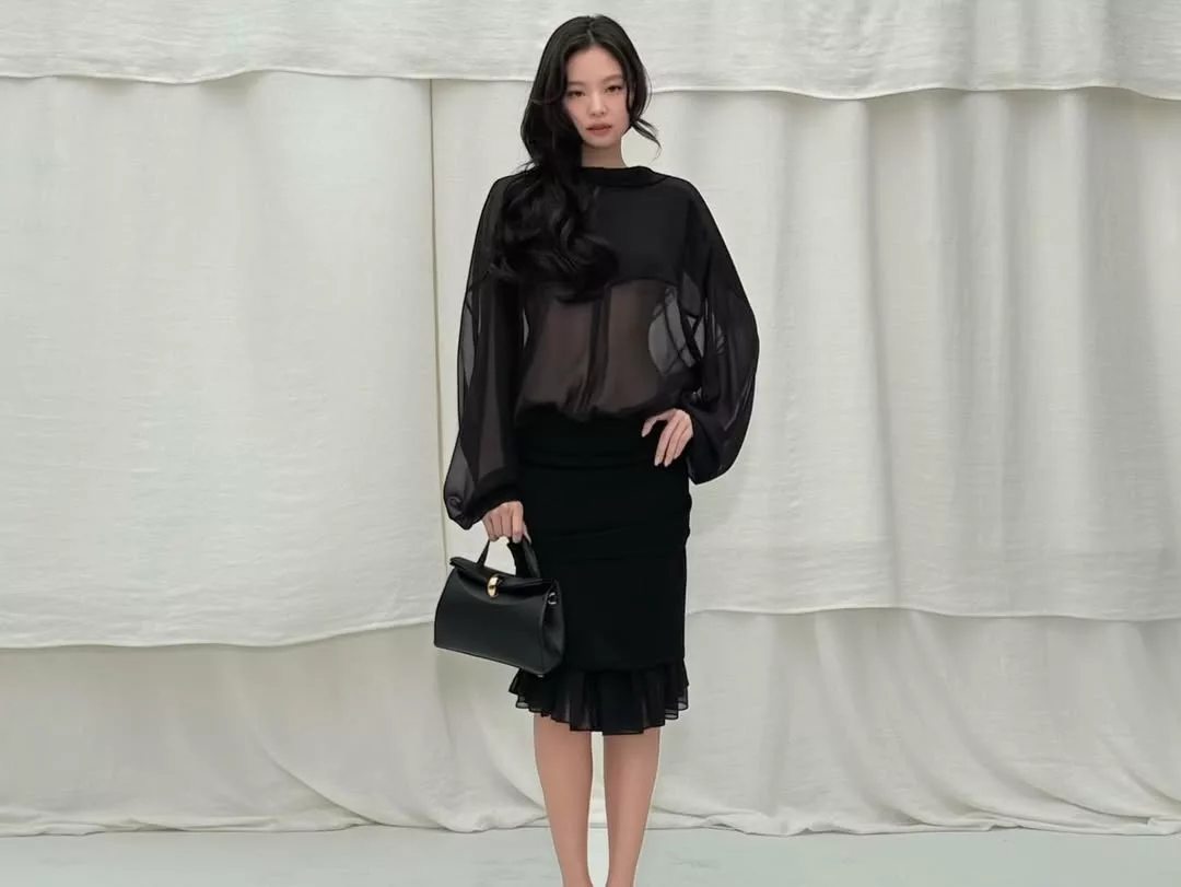 Jennie diện chân váy đen