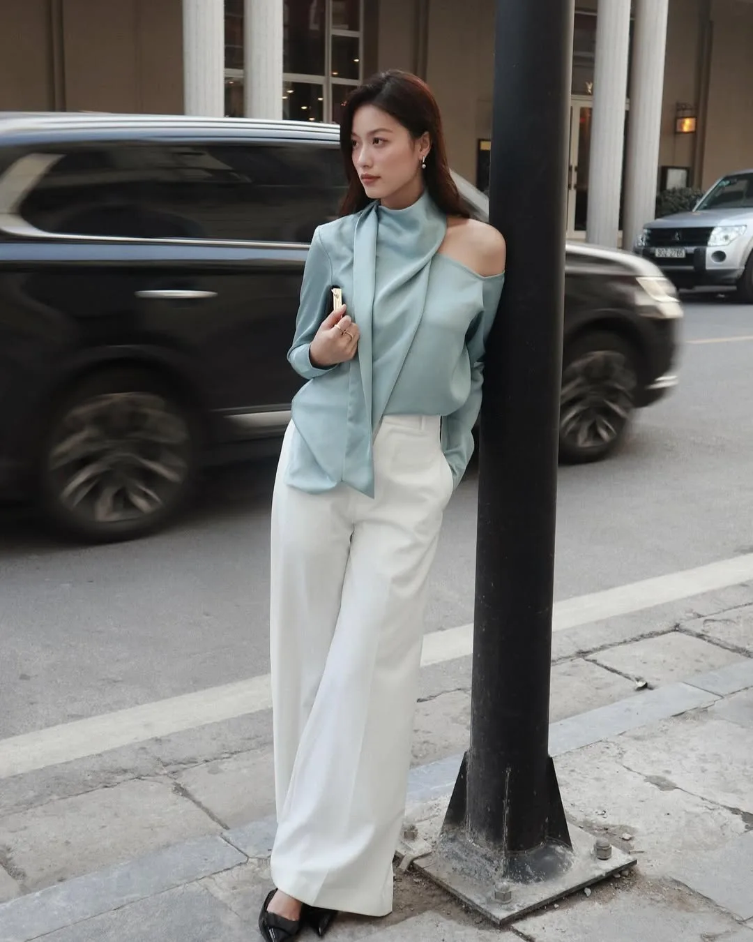 Áo sơ mi lụa phối quần ống suông tạo nét nữ tính quyền lực