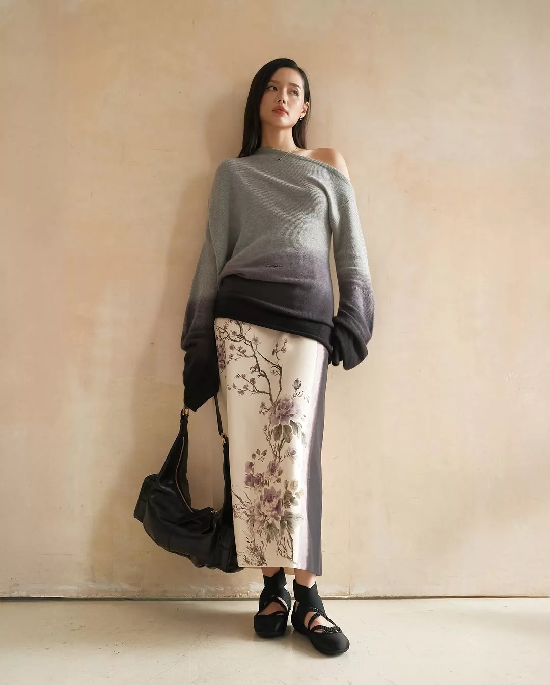 Áo trễ vai phối chân váy midi công sở