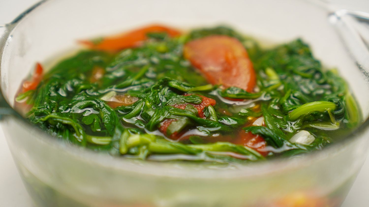 Cải cúc trong món canh nóng