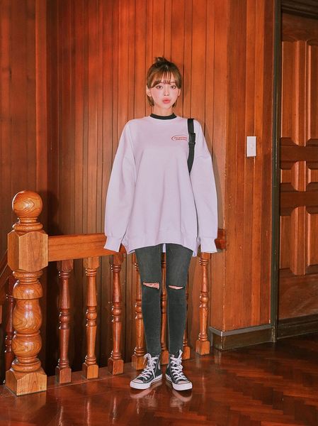 Áo sweater nỉ kết hợp cùng jean rách gối và giày sneaker cực ngầu.