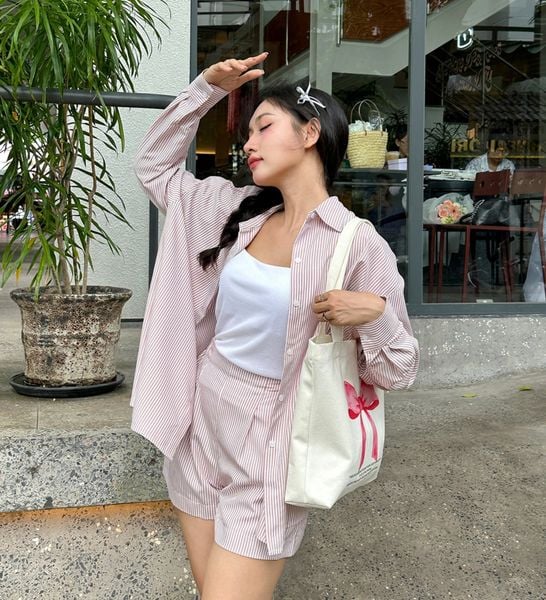Phối áo sơ mi kẻ sọc với quần short
