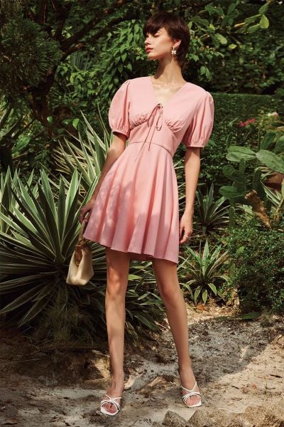 Đầm linen tay phồng cổ tim mang cảm giác tự nhiên và thanh lịch