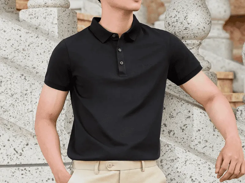 Sơ vin áo polo giúp outfit công sở gọn gàng và chuyên nghiệp hơn