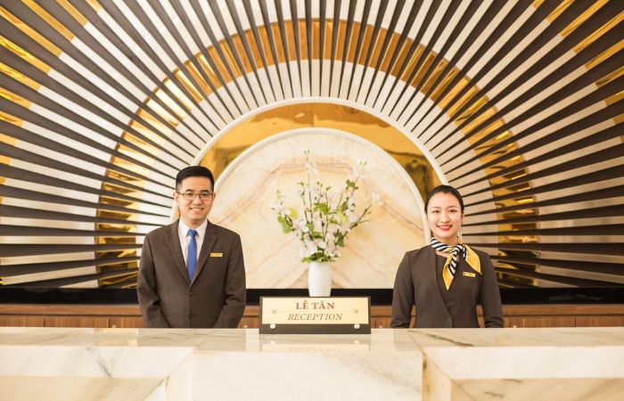 Đồng phục lễ tân khách sạn Mường Thanh Luxury cực chuyên nghiệp và tinh tế