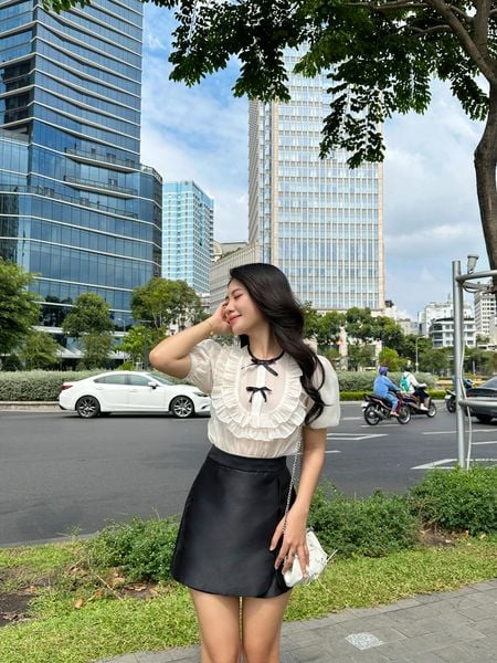 Áo sơ mi dáng lửng tay phồng, cổ viền nơ