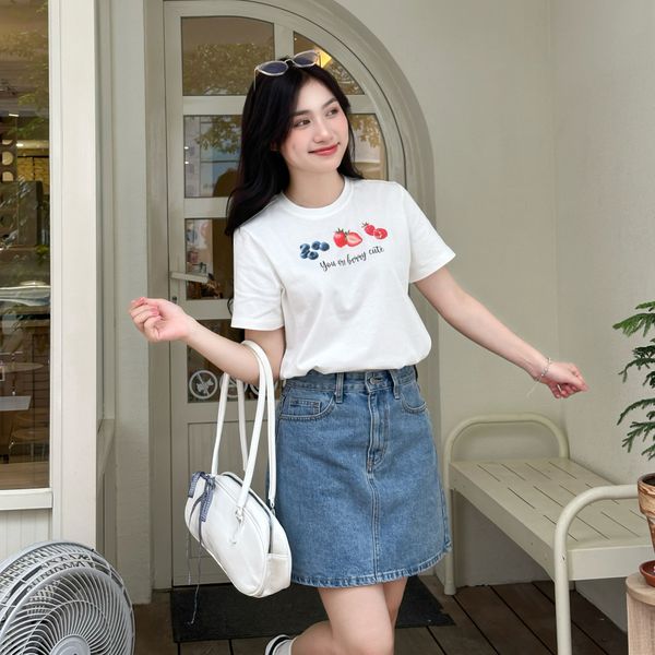Chân váy denim phối áo thun mang lại vẻ cân bằng giữa nữ tính và năng động