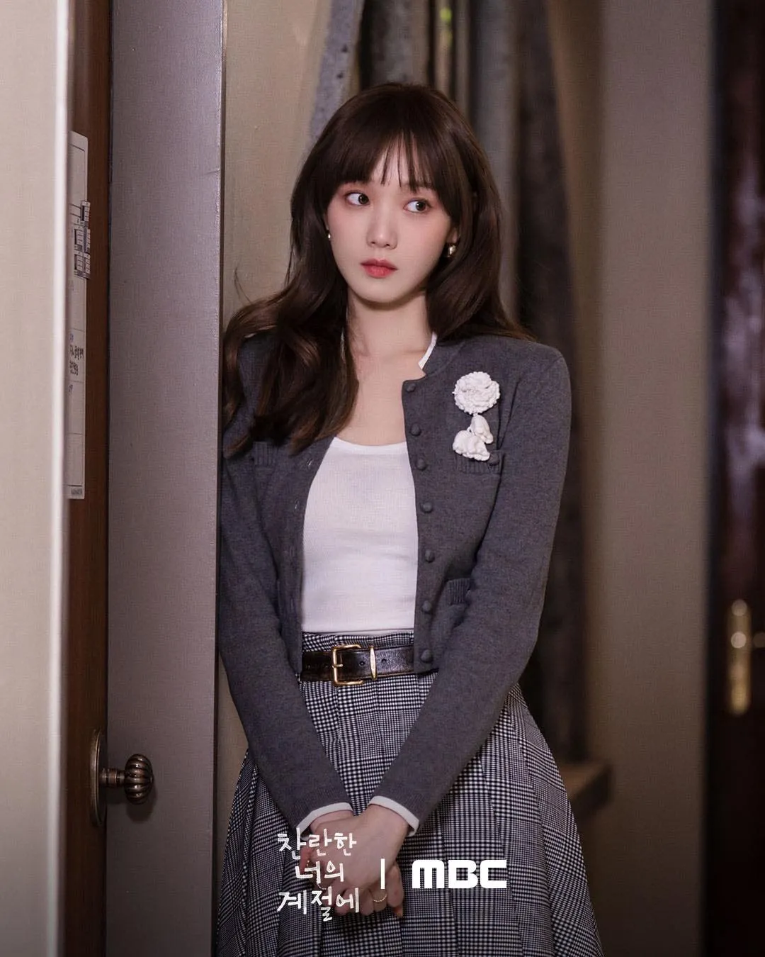 Lee Sung Kyung diện set đồ xám