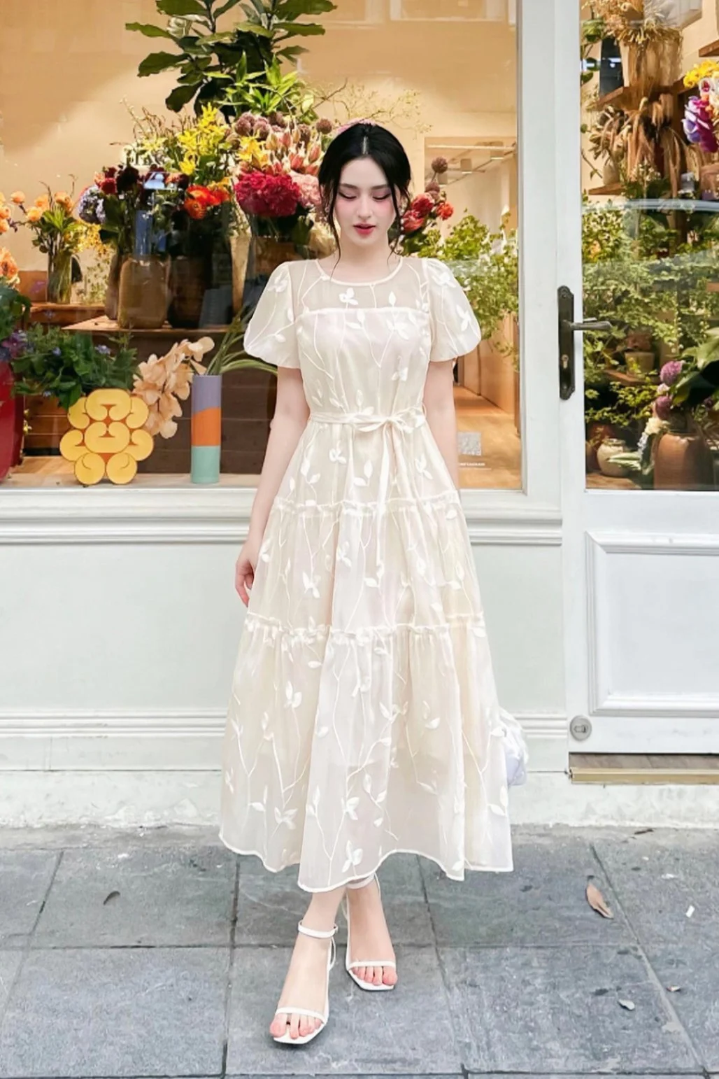 Chọn đầm dáng xòe bồng bềnh, ống tay phồng cho người gầy