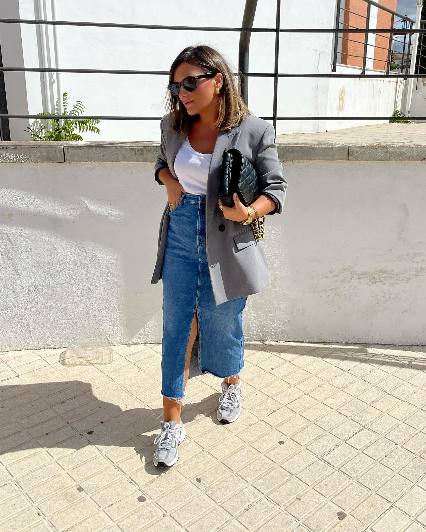 Phối đồ năng động với áo khoác và chất liệu denim bụi bặm