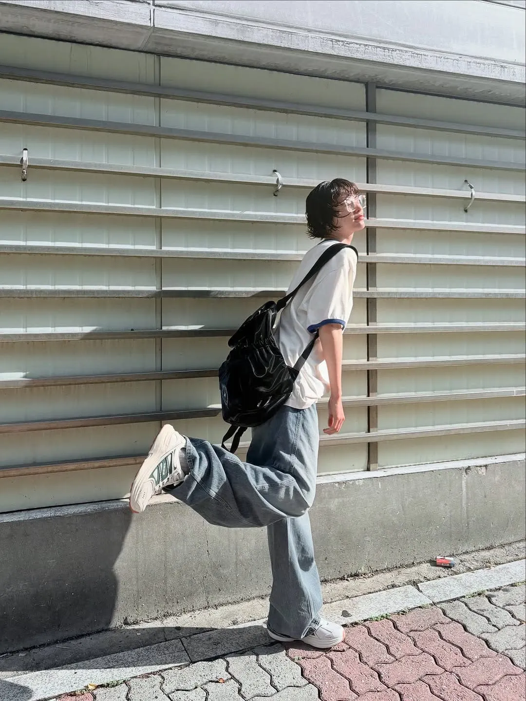Áo thun trắng và quần jeans ống rộng theo phong cách đơn giản