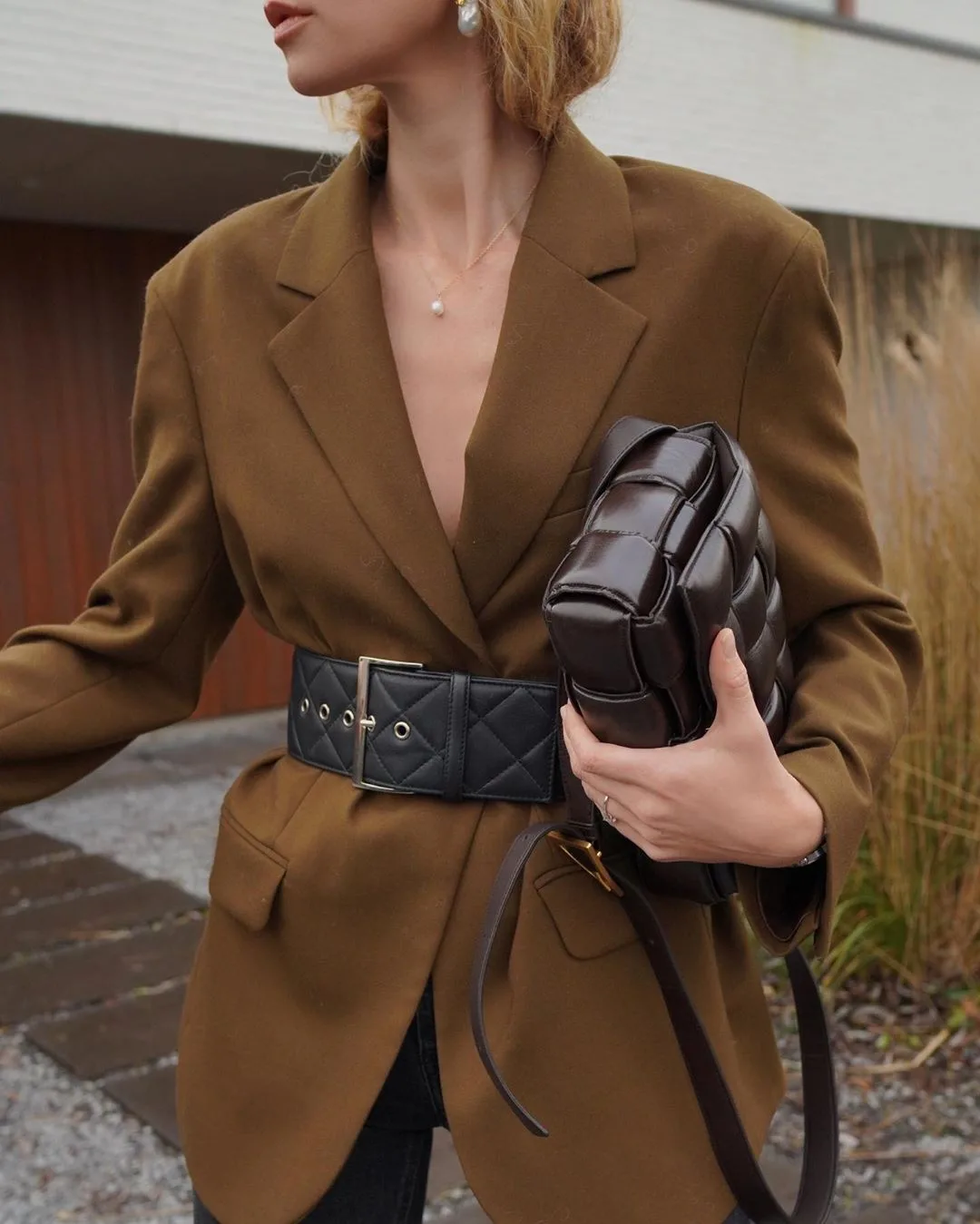 Mặc đồ công sở áo blazer nâu thắt lưng đen