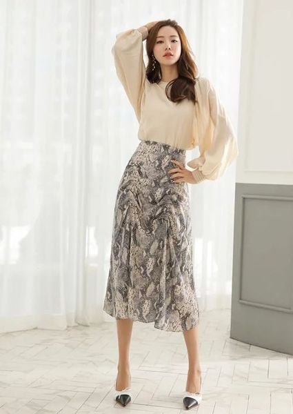 Phối áo kiểu cùng chân váy midi