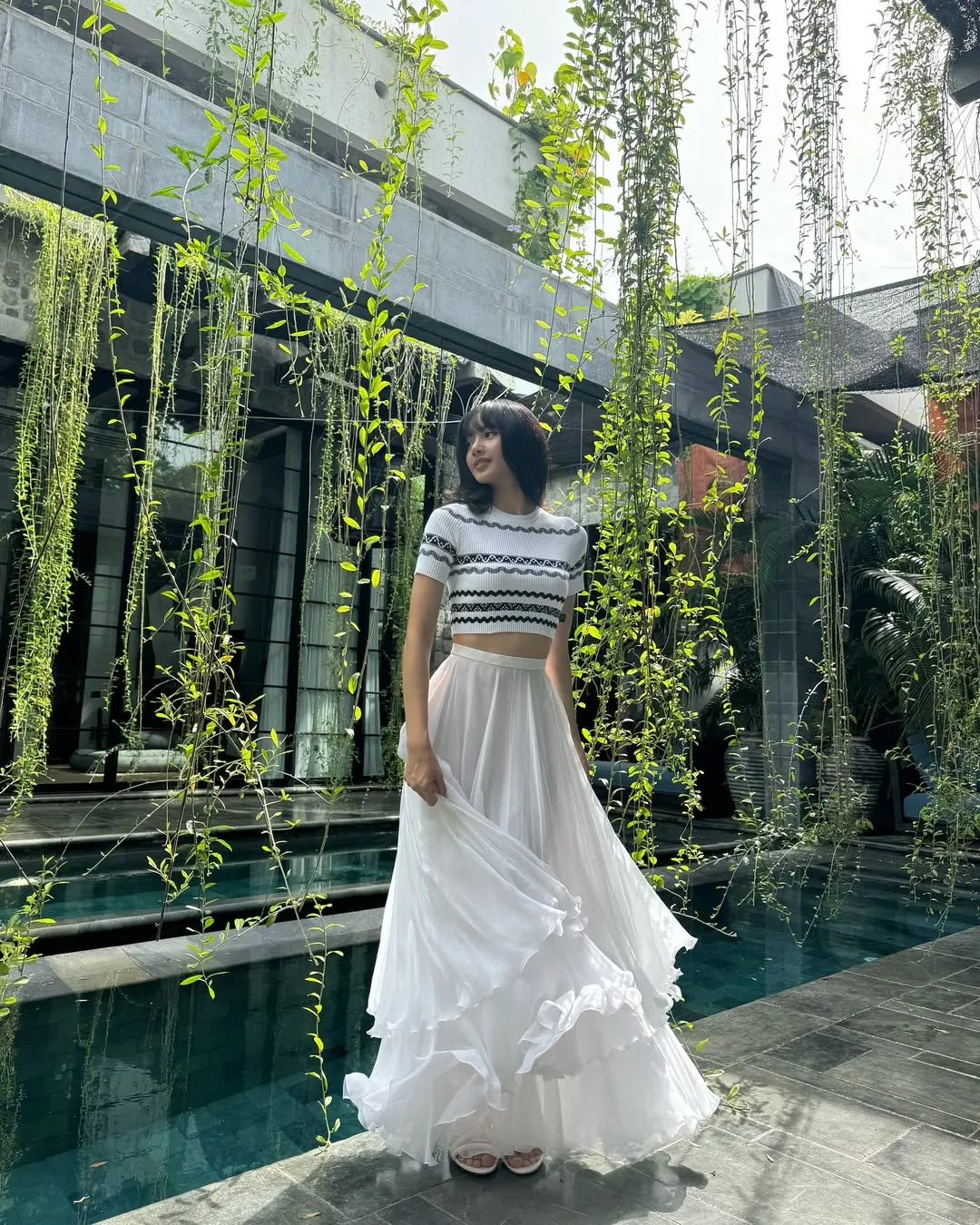 Lisa mặc chân váy xoè trắng