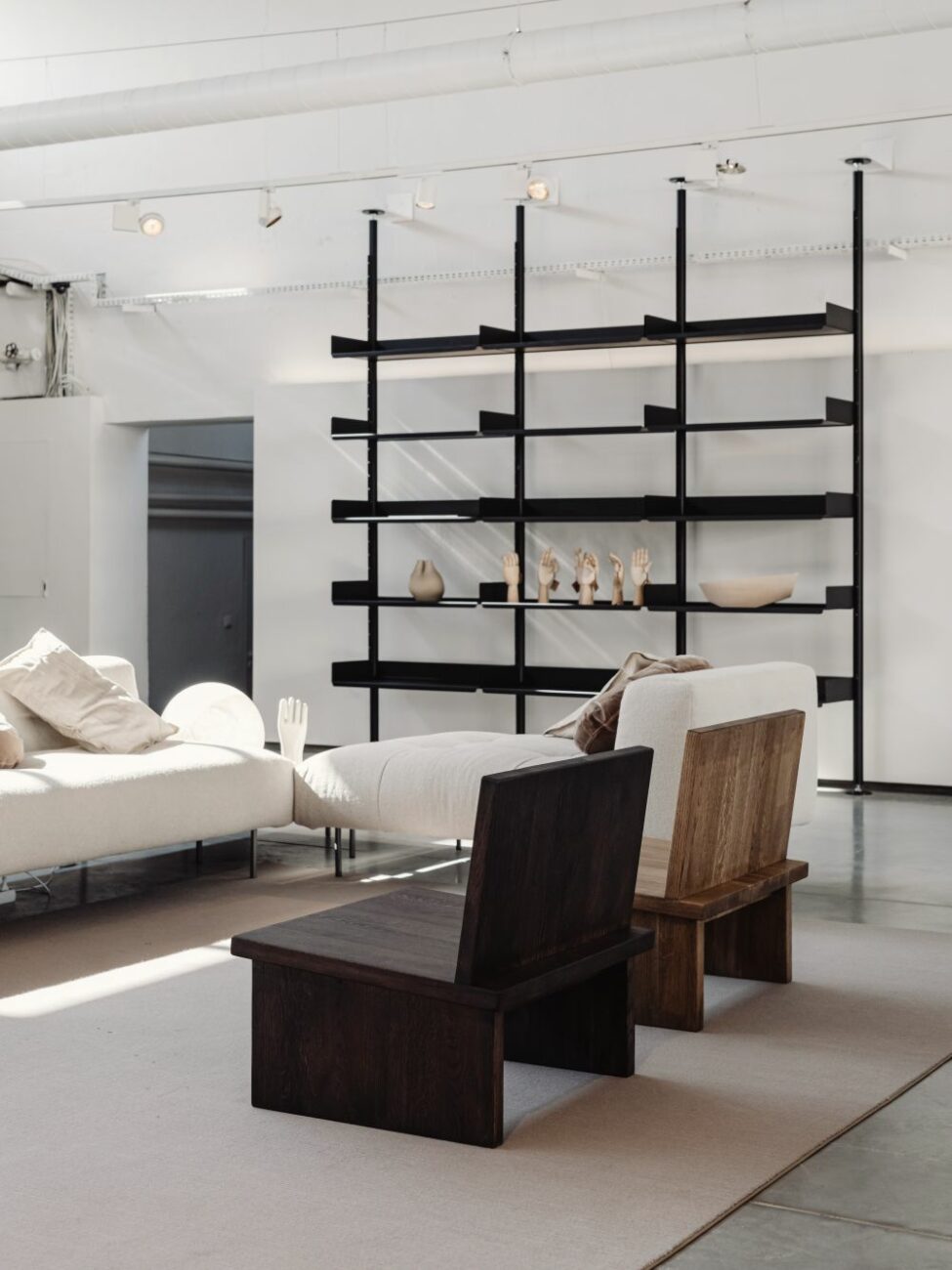 Không gian tối giản ấm cúng với vật liệu gỗ và ánh sáng vàng