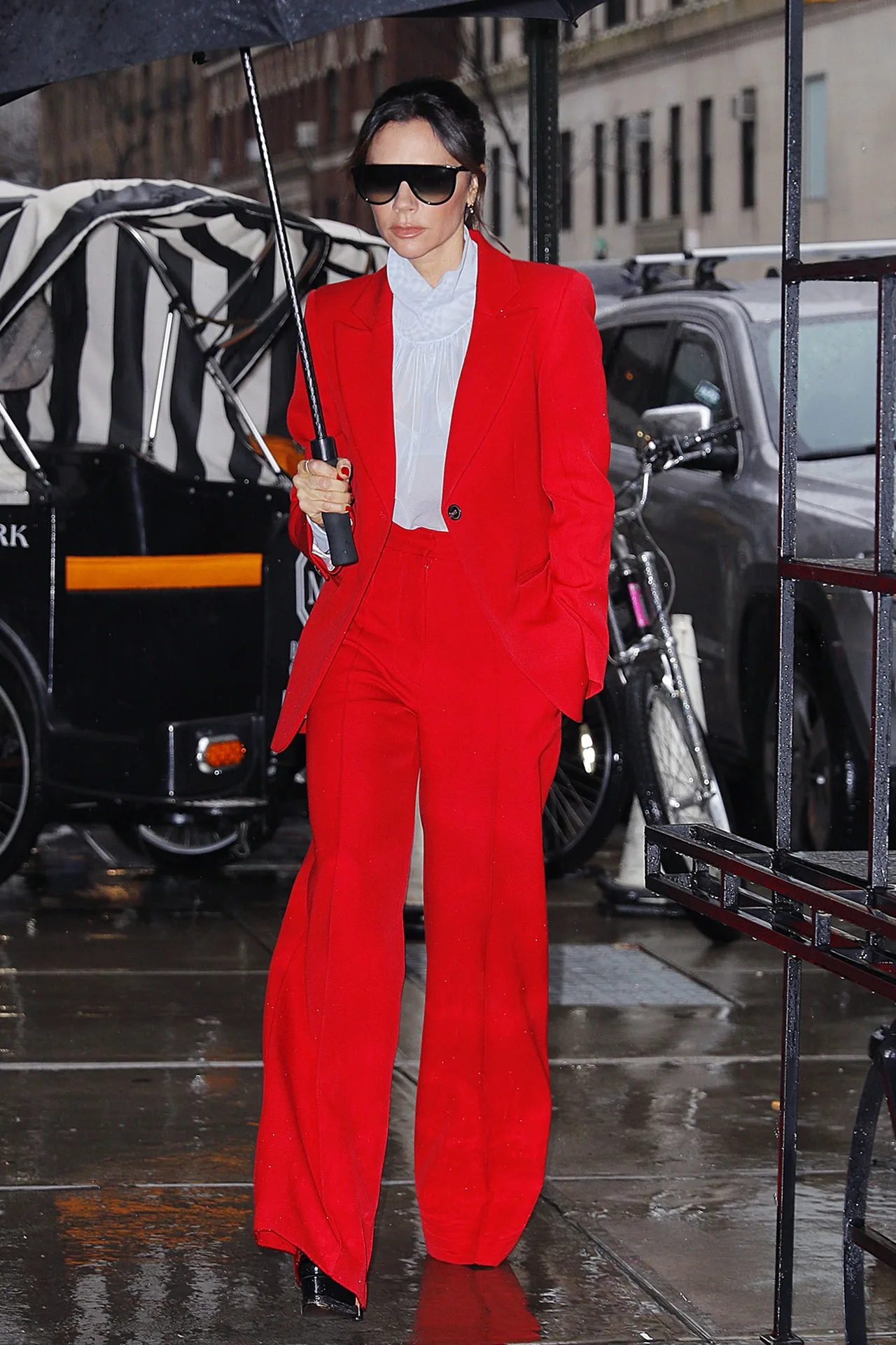 Victoria Beckham mặc đồ công sở pop of color màu đỏ