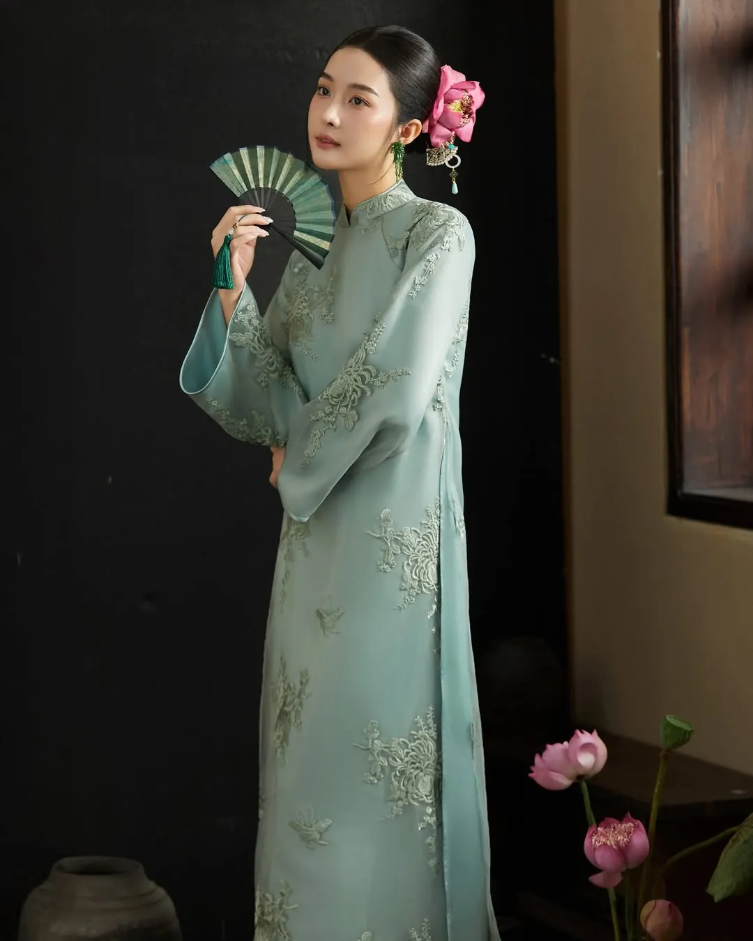 Hoa lụa hồng cài tóc cùng áo dài thêu tay