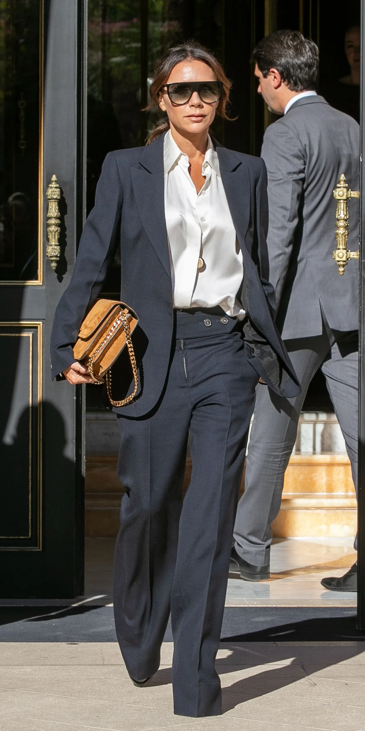 Victoria Beckham mặc đồ công sở pop of color màu xanh đen