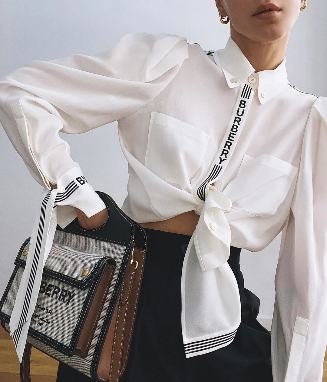 Biến tấu đồ công sở buộc áo sơ mi