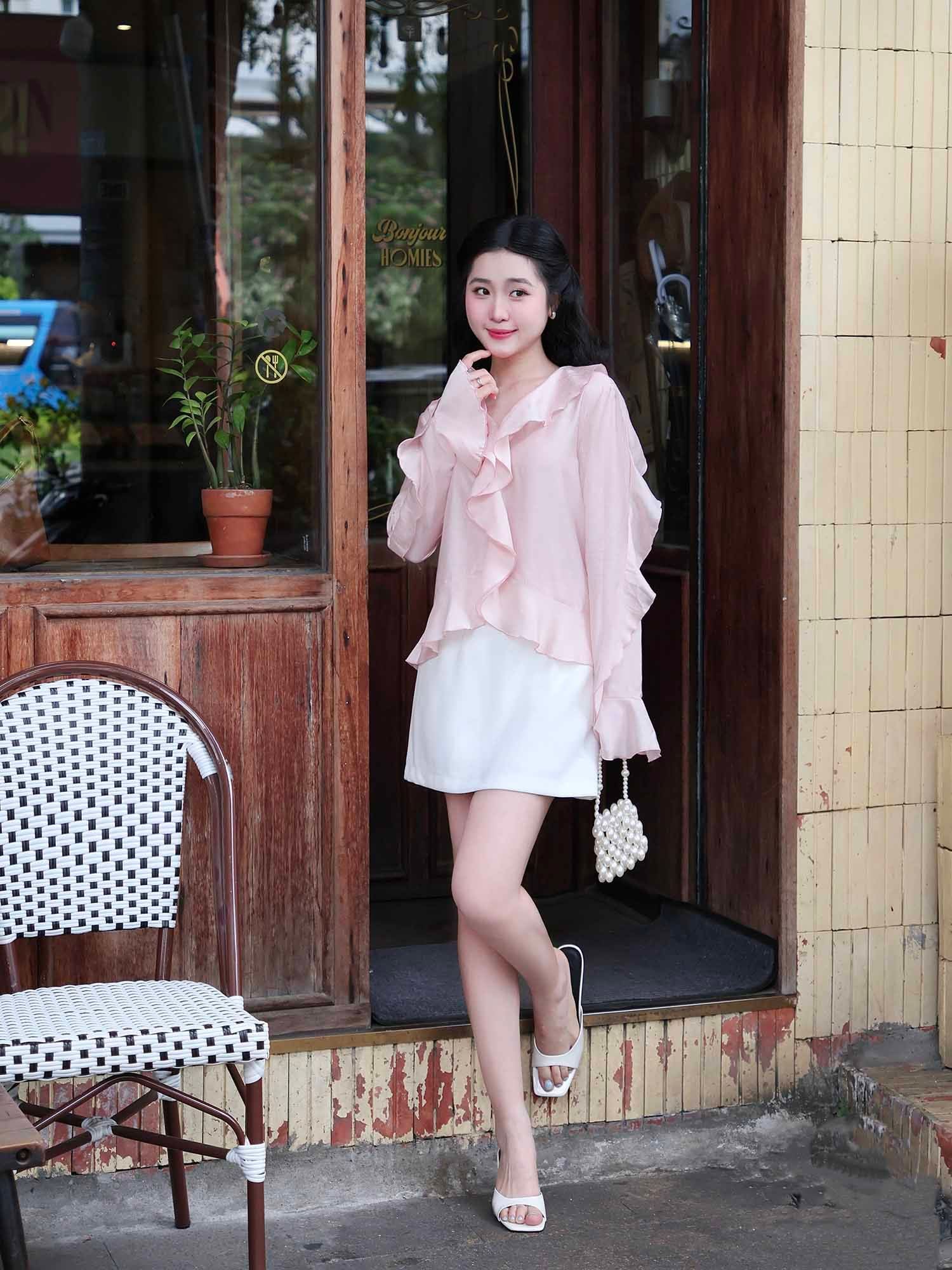 Áo kiểu phối bèo tông hồng pastel với sắc độ ngọt nhưng không quá chói