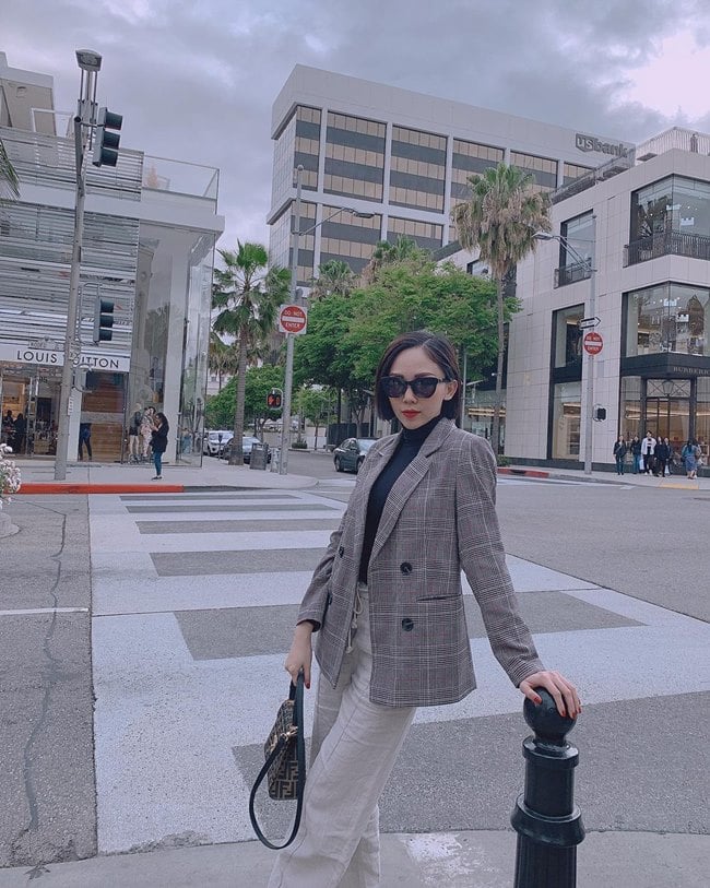 Blazer, quần tây và giày cao gót