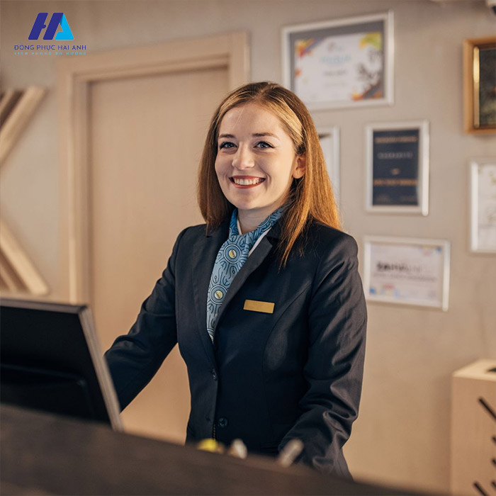 Đồng phục lễ tân khách sạn mang lại sự tự tin và chuyên nghiệp cho nhân viên
